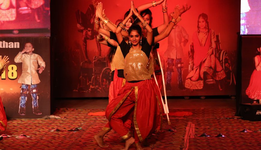 ナラヤン セバ サンスターン 日本 NGO がディヴィヤン タレントとファッション ショーを主催